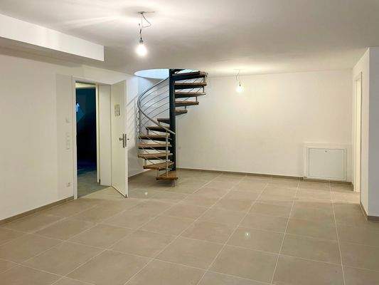 Stahltreppe mit Holzstufen ins Souterrain