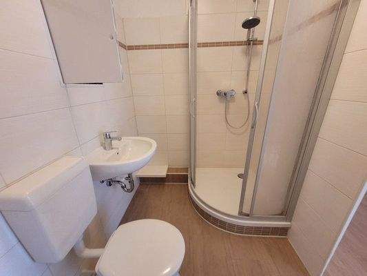 Modern gefliestes Bad mit Dusche