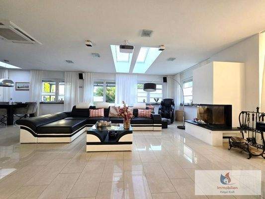 Lichtdurchflutetes Wohnzimmer