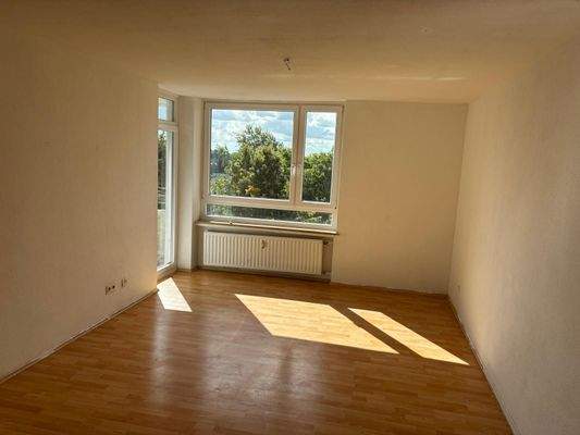 Helles Wohnzimmer mit Aussicht