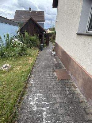 Gepflasterter Weg am Haus