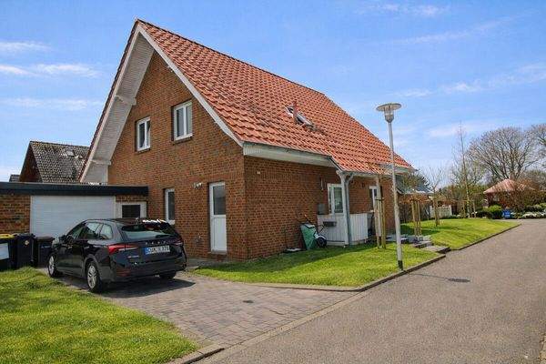 19 - Straßenansicht mit Carport