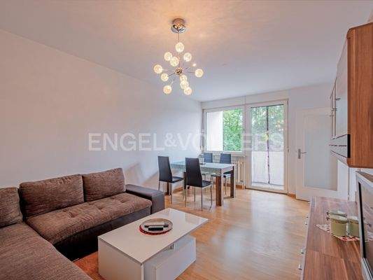 Wohn- und Essbereich mit Blick Richtung Balkon