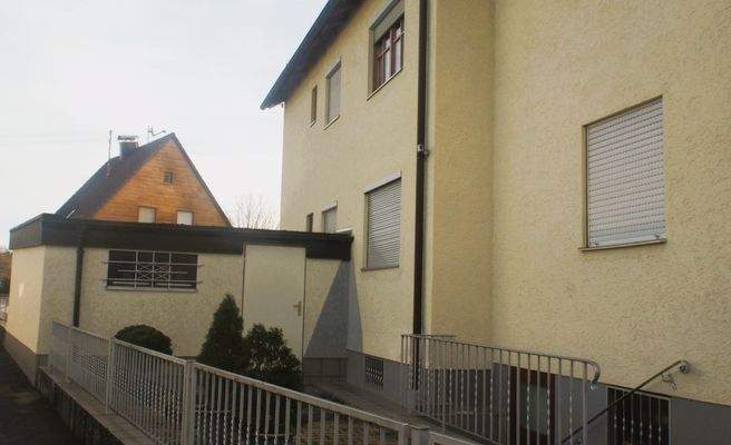 Ansicht Garage hinten/ Kellertreppe.JPG