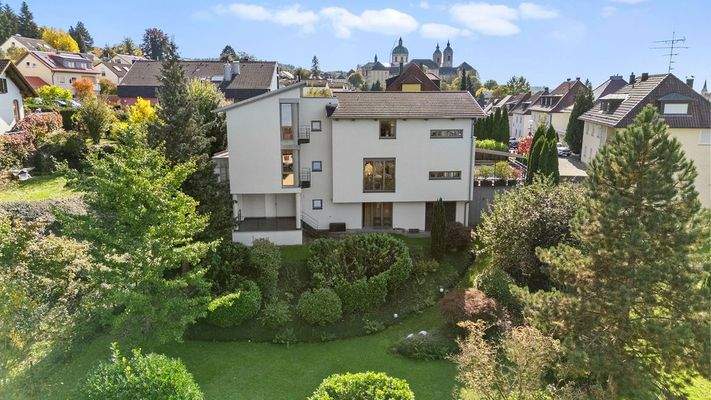 Außenansicht Nord mit Hanggarten