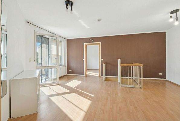 Großzügiges Wohnzimmer mit Zugang zum Garten