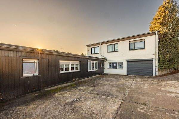 Außenansicht Bungalow mit zwei weiteren  vorgelagerten Wohneinheiten