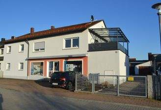 Straßenseite mit 5 Stellplätzen