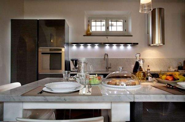 Villa mit Swimmingpool, Gästehaus, Nebengebäude und Land mit Weinberg und Olivenhain