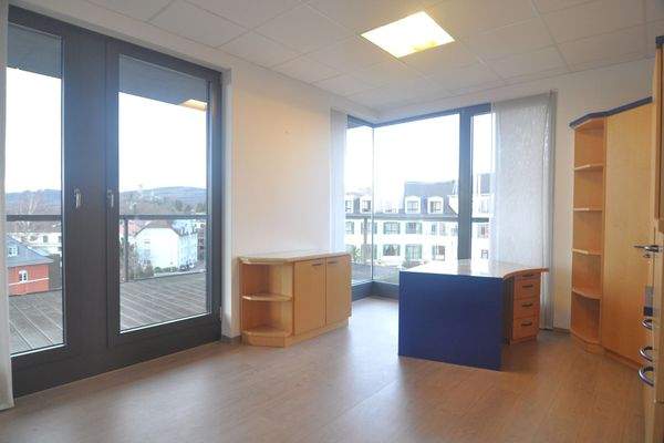 Chefzimmer mit Burgblick