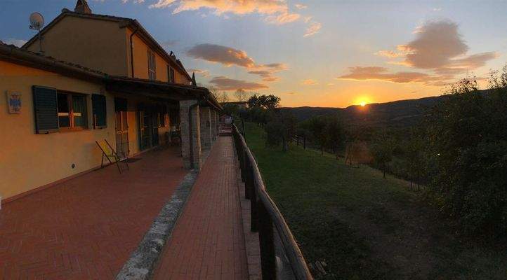 Hausansicht bei Sonnenuntergang