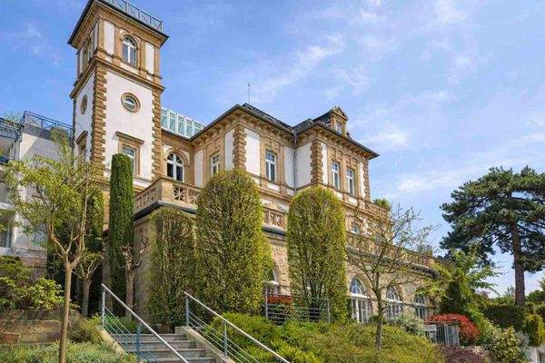 Blick vom Verkehrsweg zur Villa