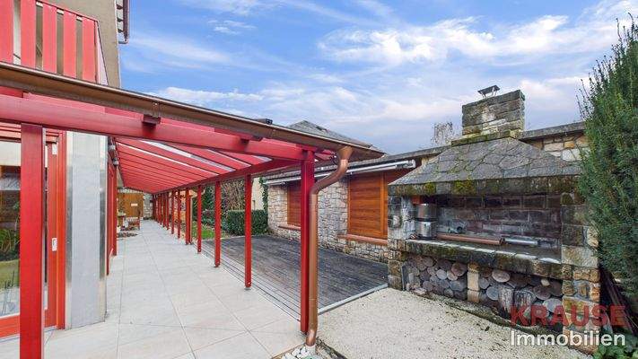 Überdachte Terrasse und Grillplatz