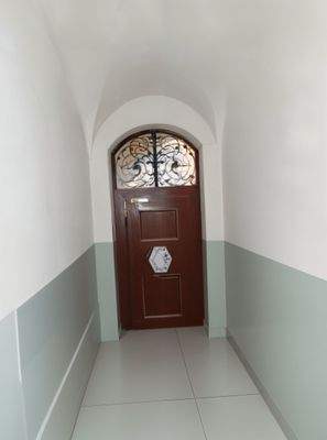 Hauseingang-Treppenhaus - Wohnzimmer, Leer (unmöbliert) - (KI generiert)