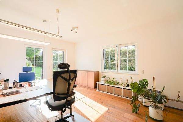 Arbeits/Schlafzimmer EG