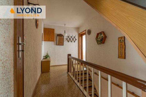 Flur und Treppenaufgang OG