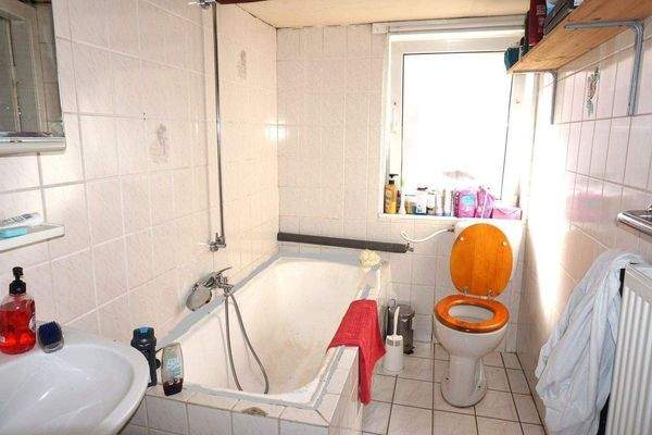 Badezimmer mit Wannenbad.JPG