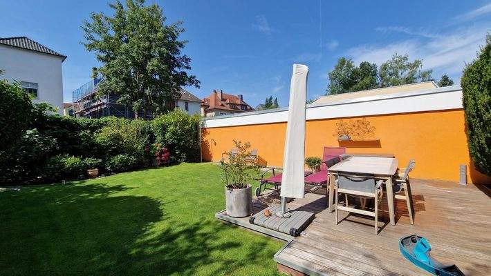 47.)  mit gepflegten Rasen- und Liegeflächen.JPG