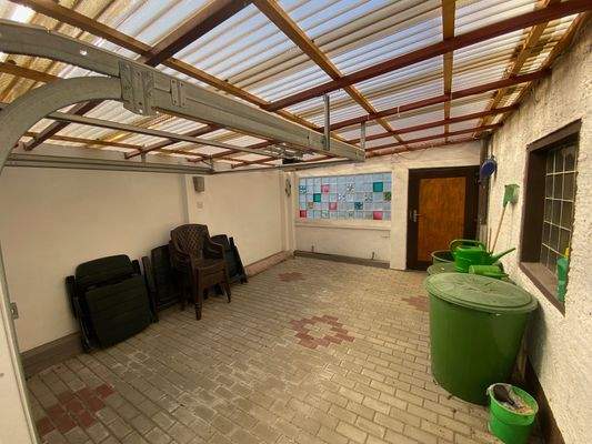 Garage 1 mir Ausgang zum Garten.jpeg