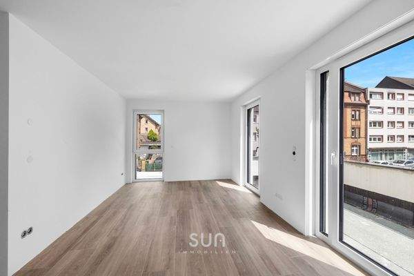 Lichtdurchflutetes Zimmer