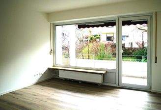 Wohnzimmer, Blick auf Balkon.JPG