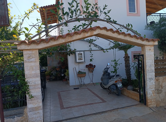 Kreta, Kokkini Hani: 2-stöckiges Haus zu verkaufen