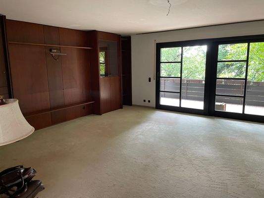 Wohnzimmer mit Austritt auf den Balkon 