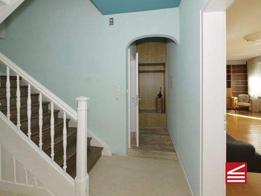 Flur - Aufgang u. Zugang Badezimmer