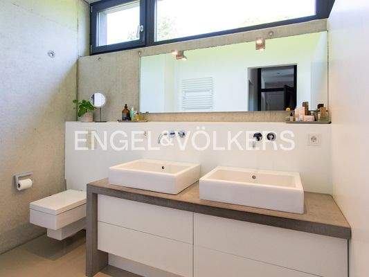 Tageslichtbad mit Doppelwaschbecken