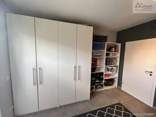 mit Platz für Schränke