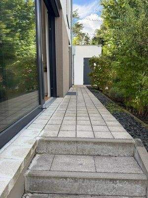 Außenanlage Nord/Zugang zur Garage.jpg