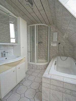 Bad mit Wanne und Dusche