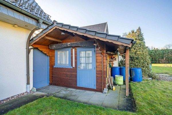 Für Gartenutensilien steht ein praktisches Gartenh