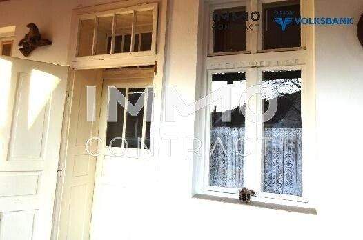 Antike Massivholztüren und Fenster zu den Zimmern