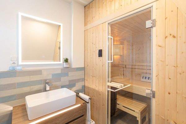 hochwertige Sanitärausstattung und eigene Sauna