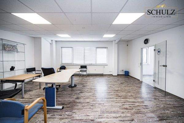 Großzügiges Mitarbeiterbüro mit lichtdurchfluteter Arbeitsatmosphäre
