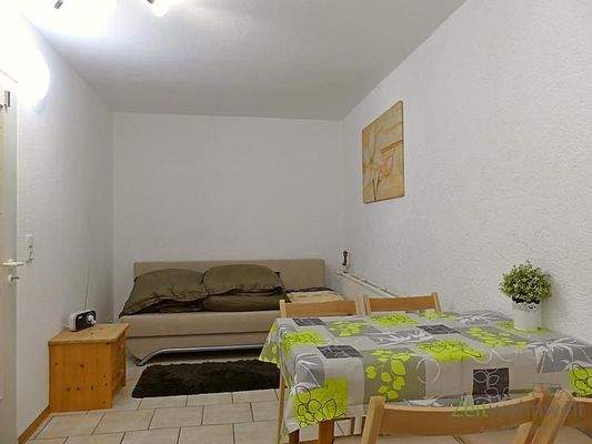 Schlafcouch und Tisch