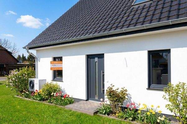 Hauseingang mit Maklerschild