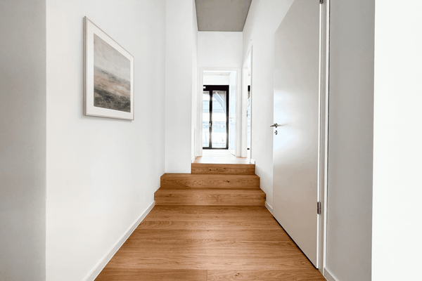 Moderner Flur mit Holzboden