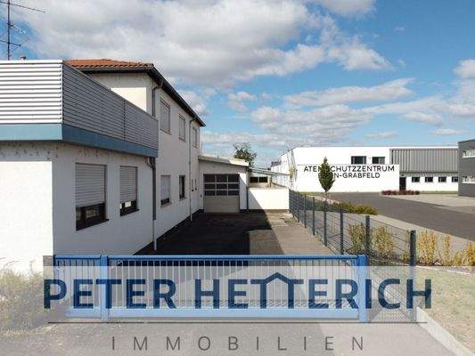 Seitlicher Hof (Halle hat Zufahrtsrecht)