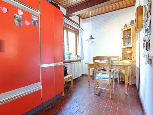 Küche mit kleinem Essbereich