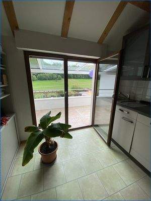 Blick auf Balkon ins Grüne