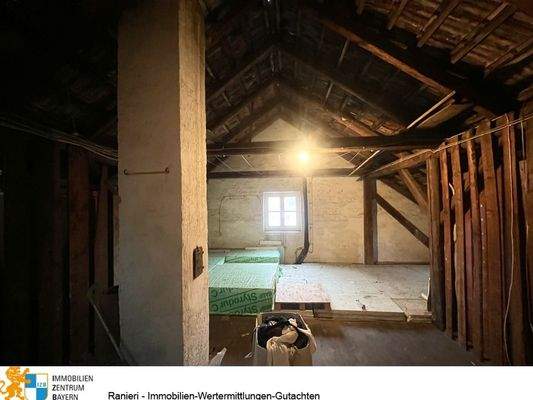 1. Obergeschoss-re. - Ausbaureserve Dachboden