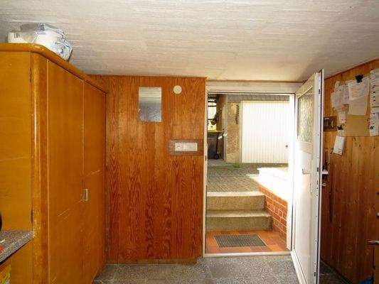 Kellerraum mit Zugang zur Garage
