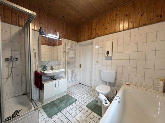 Dusche und Badewanne