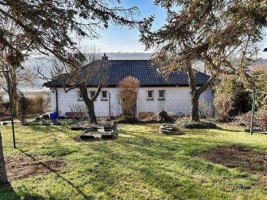 Nordansicht des Hauses mit großer Vorgartenfläche und Baumbestand