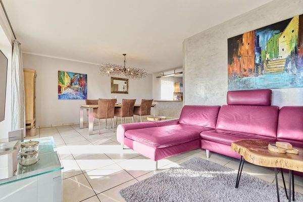 großzügiges Wohnzimmer