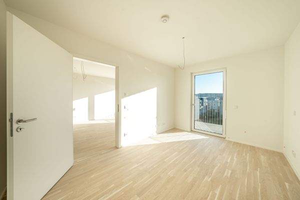 Schlafzimmer mit Zugang zum Balkon