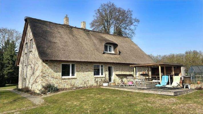 Hinteransicht mit Sonnenterrasse