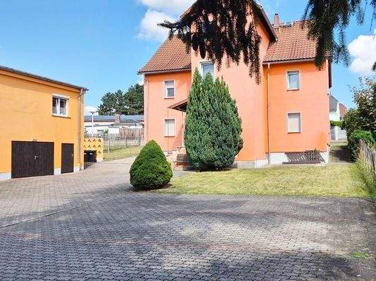 Hofansicht mit Haupt- und Nebengebäude